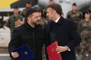 ukraine macron et zelensky signent un accord sur la defense aerienne