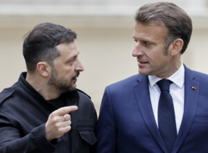 ukraine zelensky arrive en france accueilli par macron