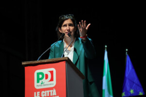 gouvernement schlein mattarella dirige le pays ceux qui lattaquent nous trouveront en face deux