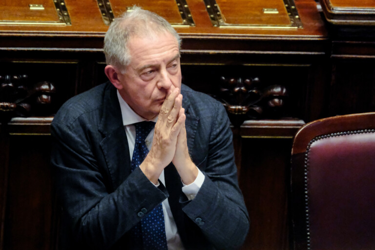 ex ilva urso convoque le 28 novembre une reunion commune avec les syndicats les regions et les collectivites locales