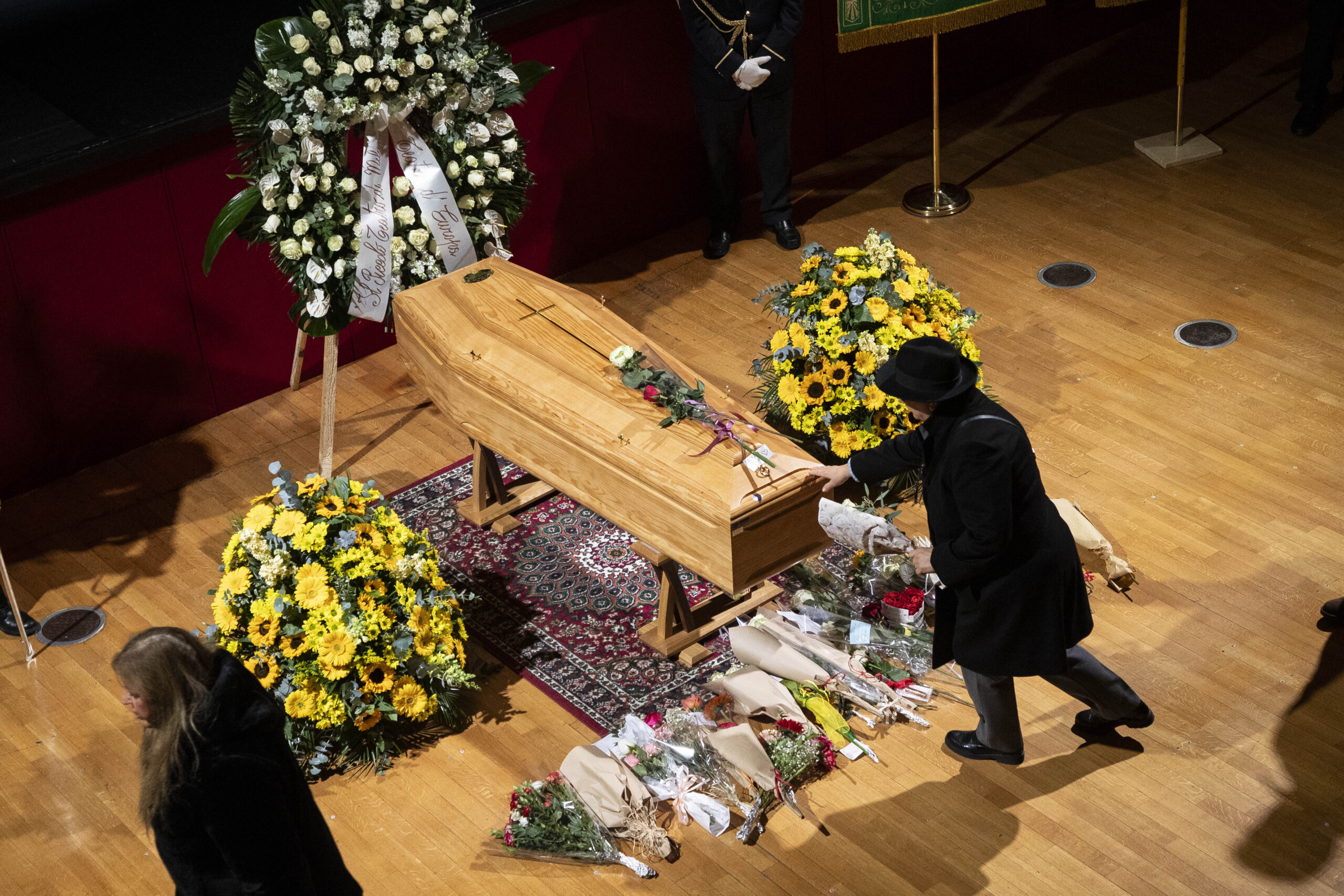 ornella vanoni plus de 5 000 personnes a la chambre funeraire scaled