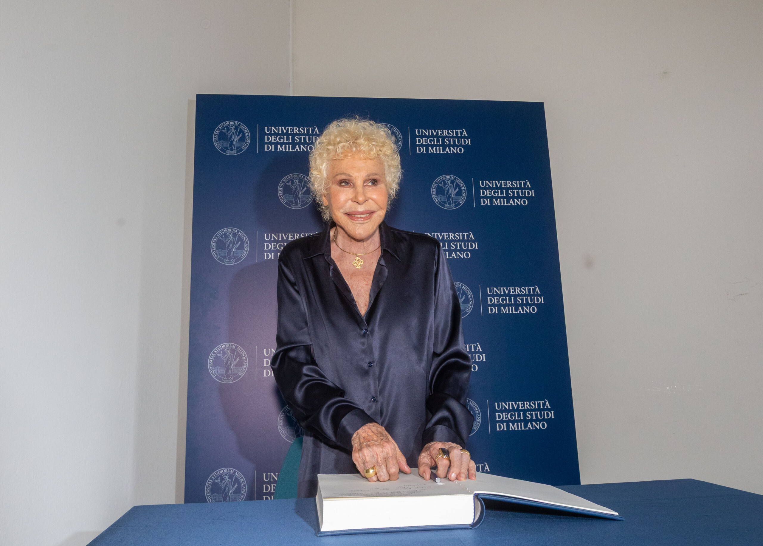 Vanoni ouvre la chapelle funéraire : applaudissements à l'arrivée du cercueil 1 vanoni ouvre la chapelle funeraire applaudissements a larrivee du cercueil scaled