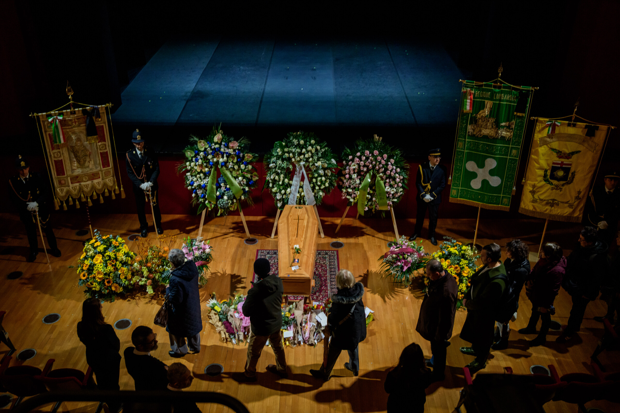 ornella vanoni lhommage de gino paoli coussin roses jaunes scaled