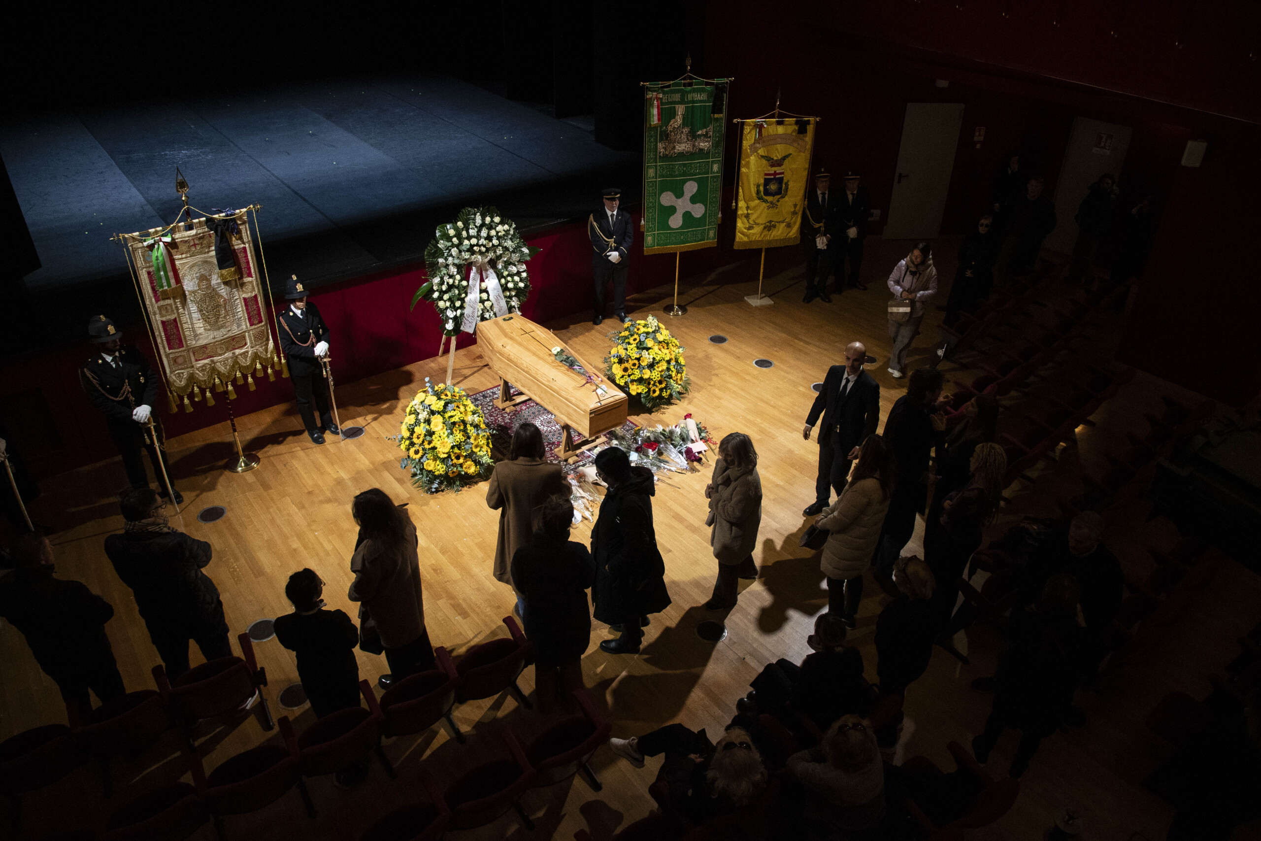 ornella vanoni reouverture de la chambre funeraire au piccolo teatro les funerailles auront lieu a 14h45 scaled