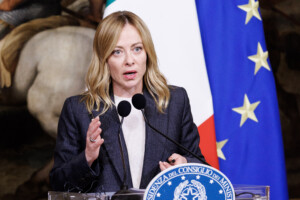 25 novembre meloni la famille est le lieu principal de leducation des enfants lecole est une alliee