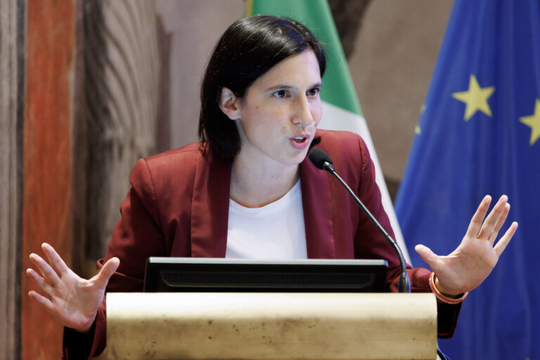 fascisme schlein les organisations neofascistes doivent etre dissoutes comme le stipule la charte