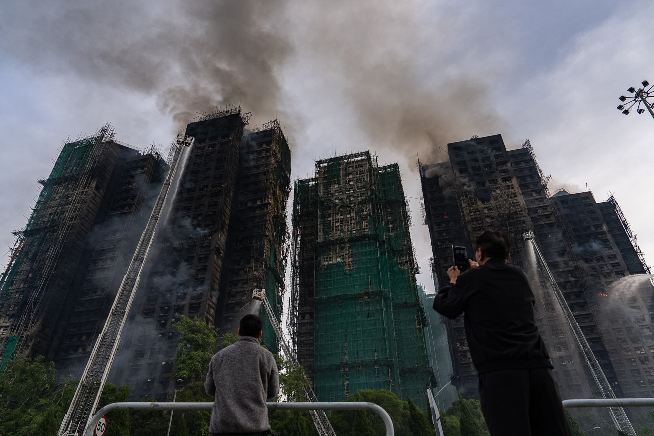 hong kong le plus grave incendie de gratte ciel de lhistoire de la ville scaled