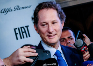 elkann nous rejetons toute violence lattaque contre la stampa a ete vile