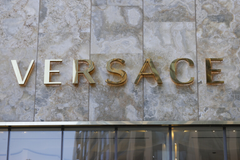 mode prada acquiert officiellement versace