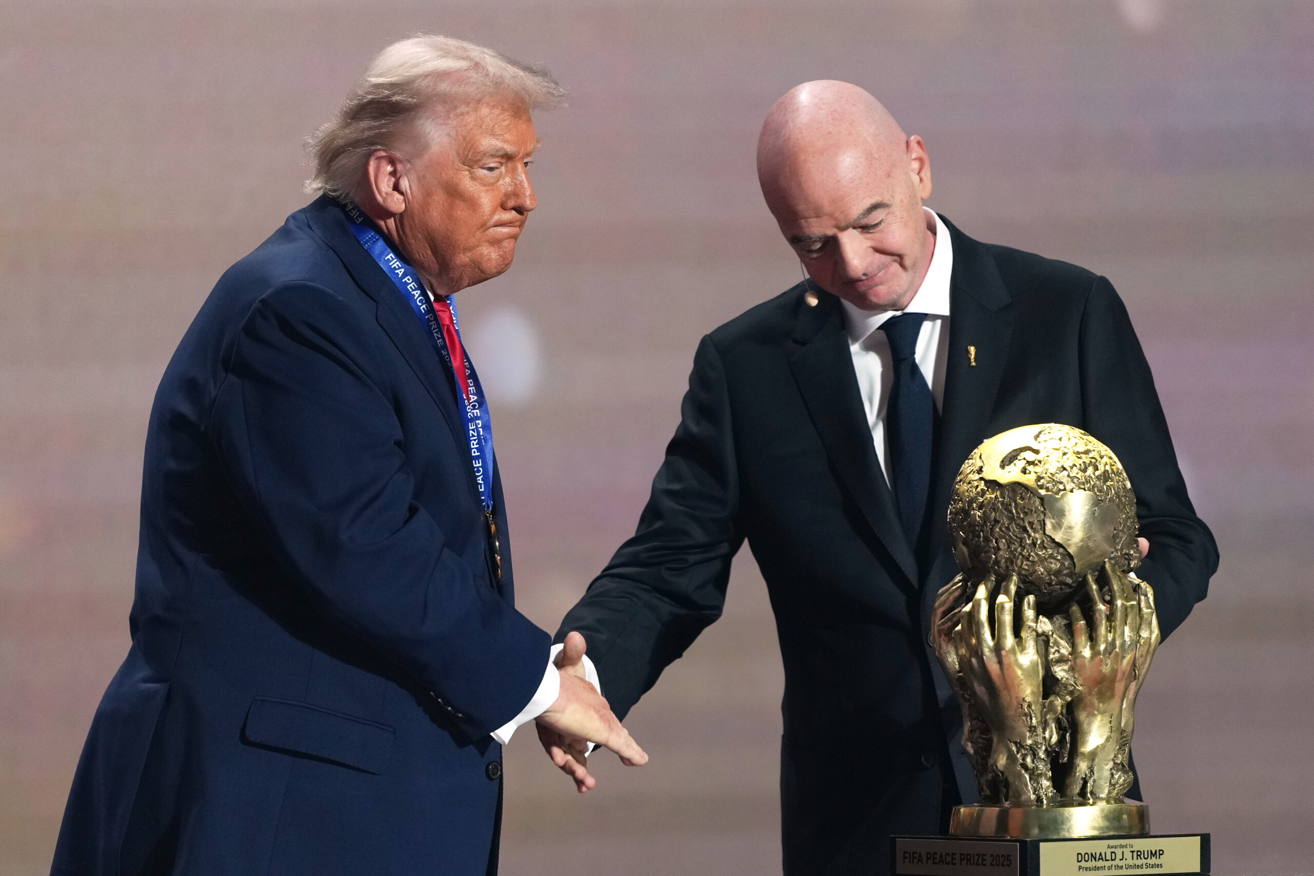 usa infantino remet a trump le prix de la paix de la fifa scaled