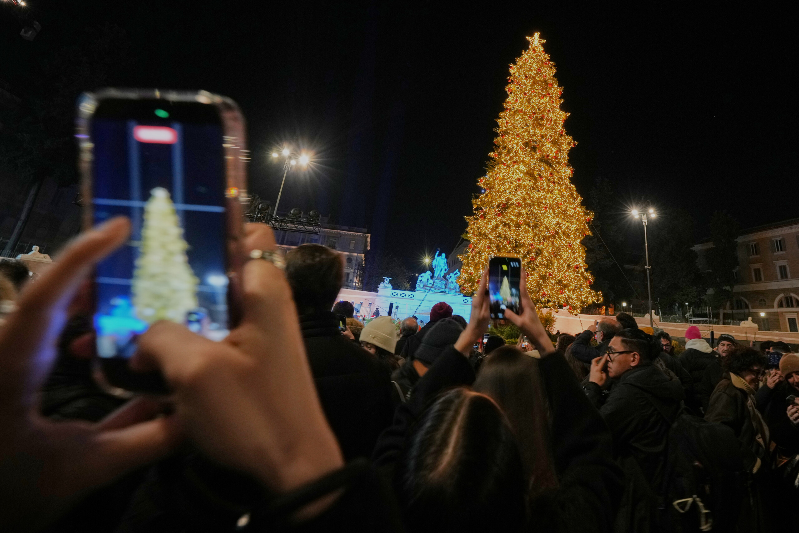 rome larbre de noel de la piazza del popolo est allume gualtieri donne le coup denvoi des festivites scaled
