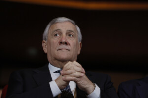ukraine tajani litalie reste fermement aux cotes de kiev