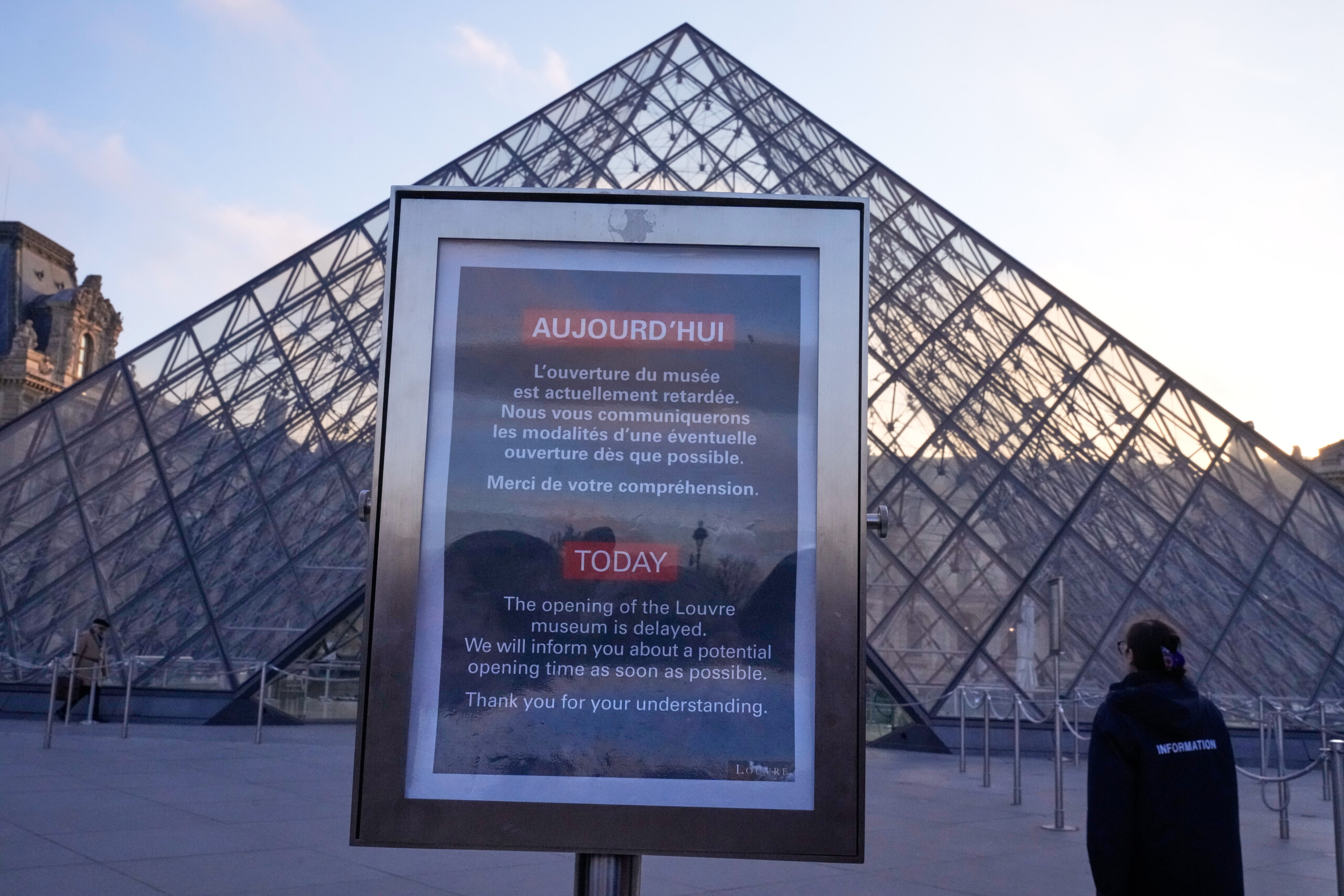 france les employes du louvre approuvent la prolongation de la greve le musee reste ferme scaled