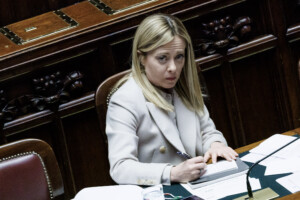 gouvernement meloni a schlein le frigo vide il est irresponsable de decrire ainsi litalie