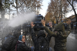 turin charges et canons a eau lors dune manifestation contre lexpulsion daskatasuna