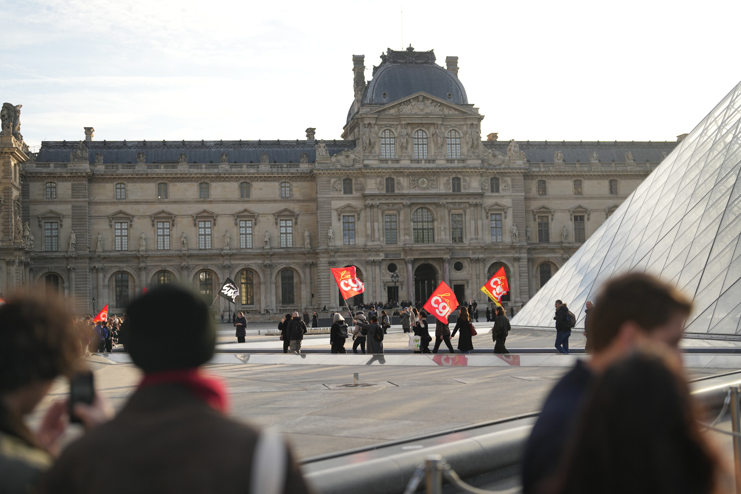 france le personnel du louvre vote la suspension de la greve le musee rouvre ses portes scaled