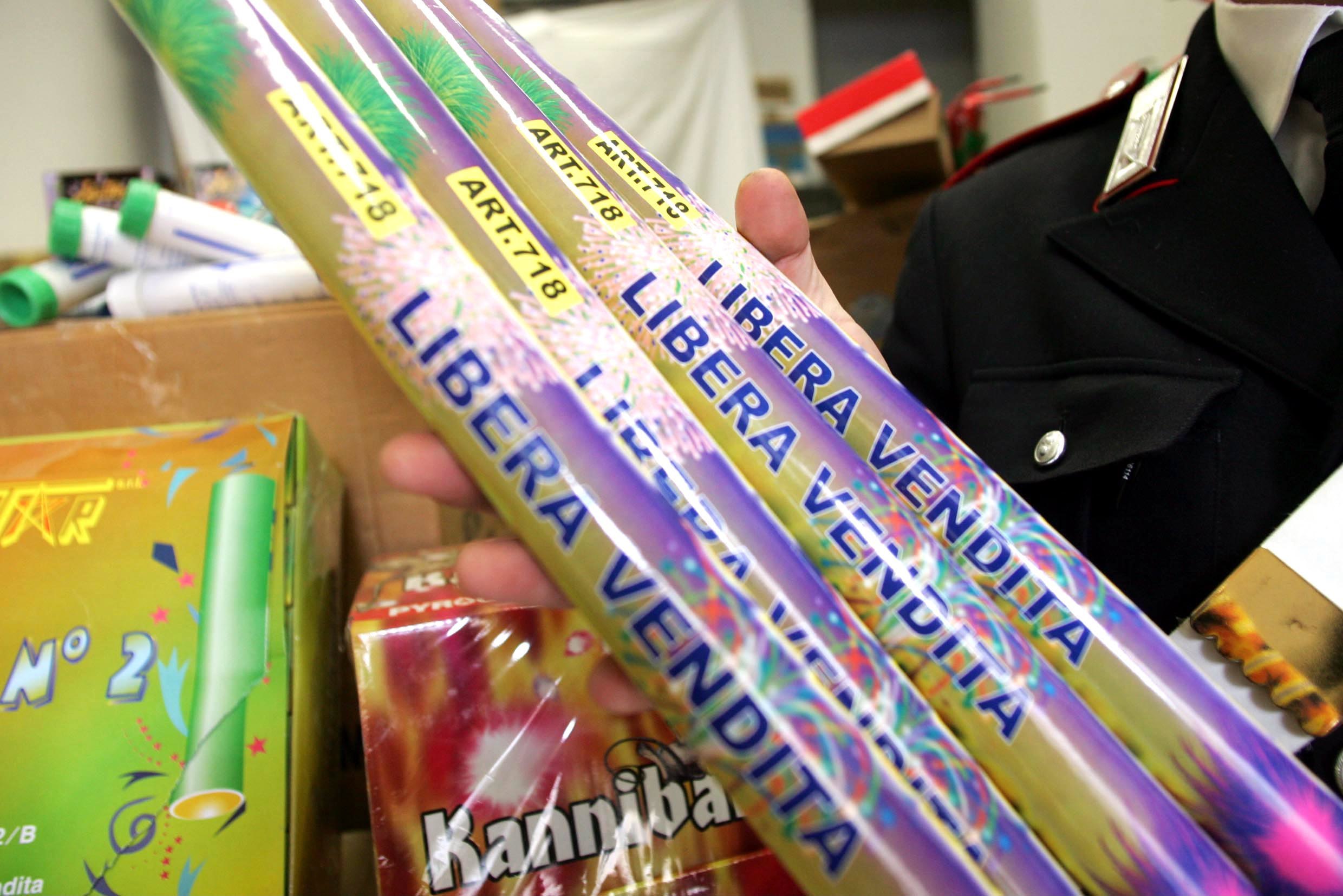 naples saisie de 25 tonnes de feux dartifice illegaux 2 arrestations