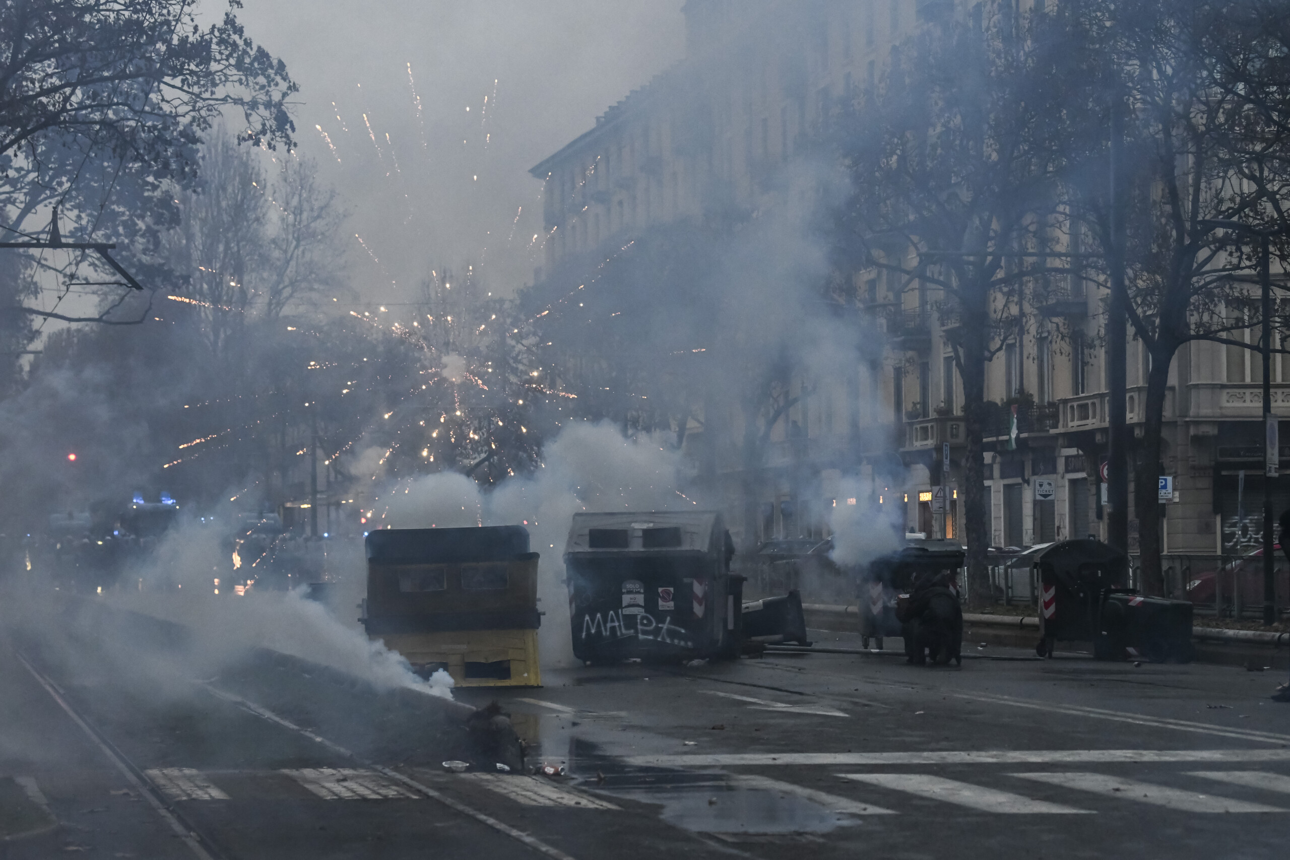 turin 9 policiers blesses apres des affrontements scaled