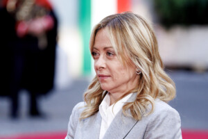 defense meloni rechercher la paix par tous les moyens mais non au pacifisme contre les forces armees