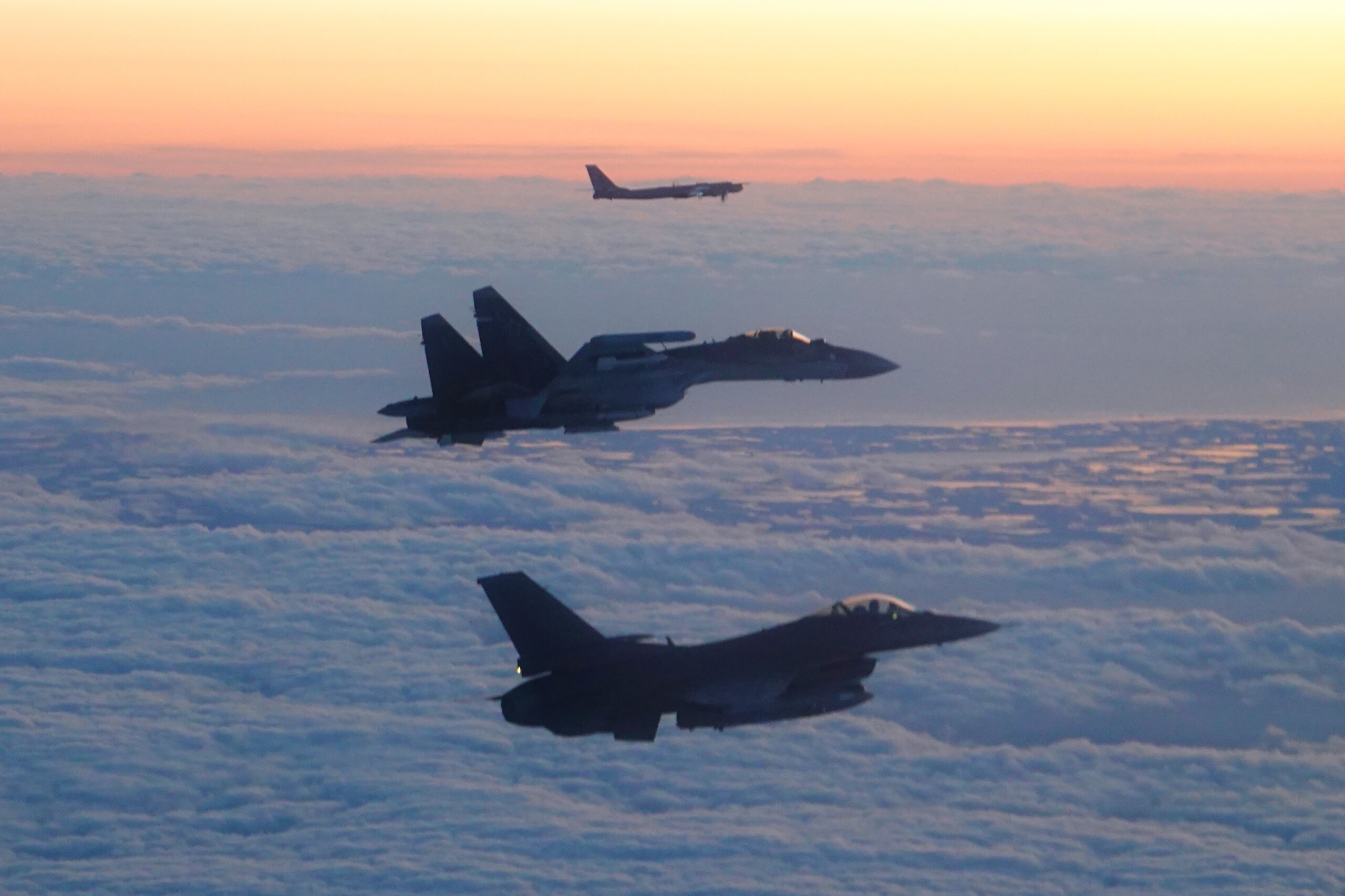 russie bombardiers au dessus de la mer de barents et de la norvege suivis par des avions etrangers scaled