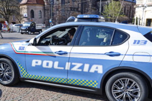 bari feux psychedeliques sur le theme de noel sur une voiture sanctionne