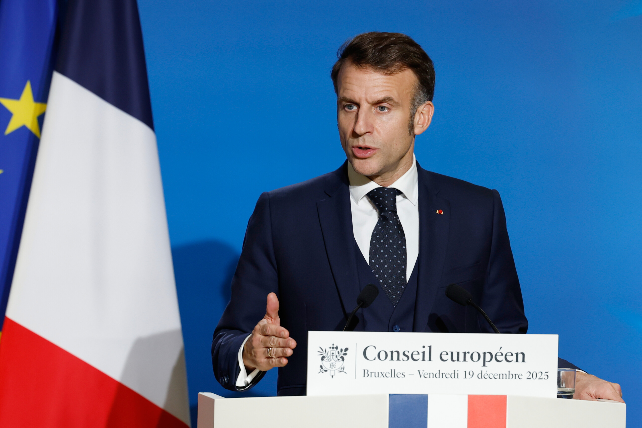 france macron promulgue une loi visant a prolonger provisoirement le budget 2025 scaled