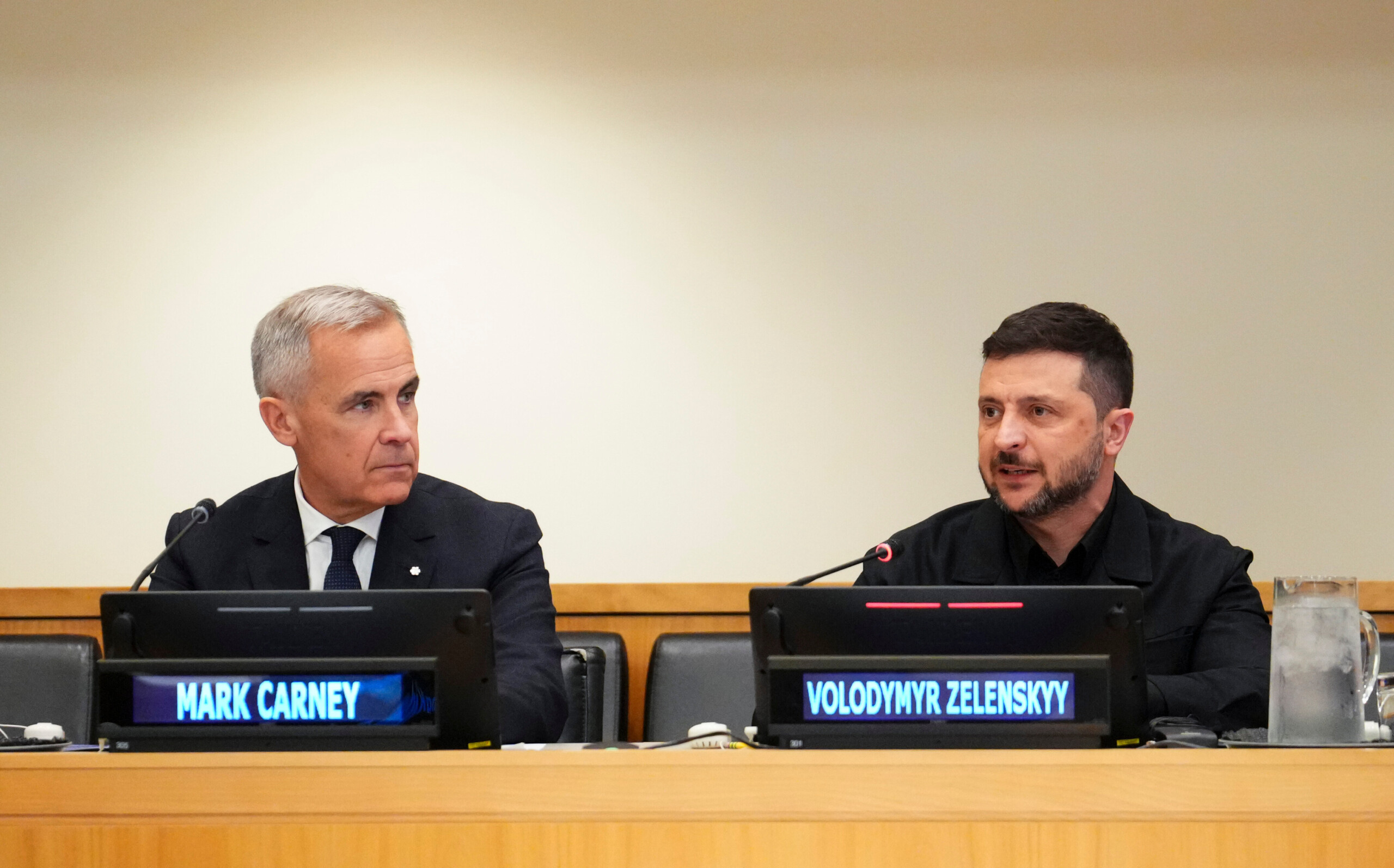 ukraine zelensky est arrive au canada ou il a ete accueilli par le premier ministre carney scaled