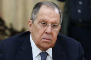 ukraine lavrov la russie repondra de maniere devastatrice en cas dattaque