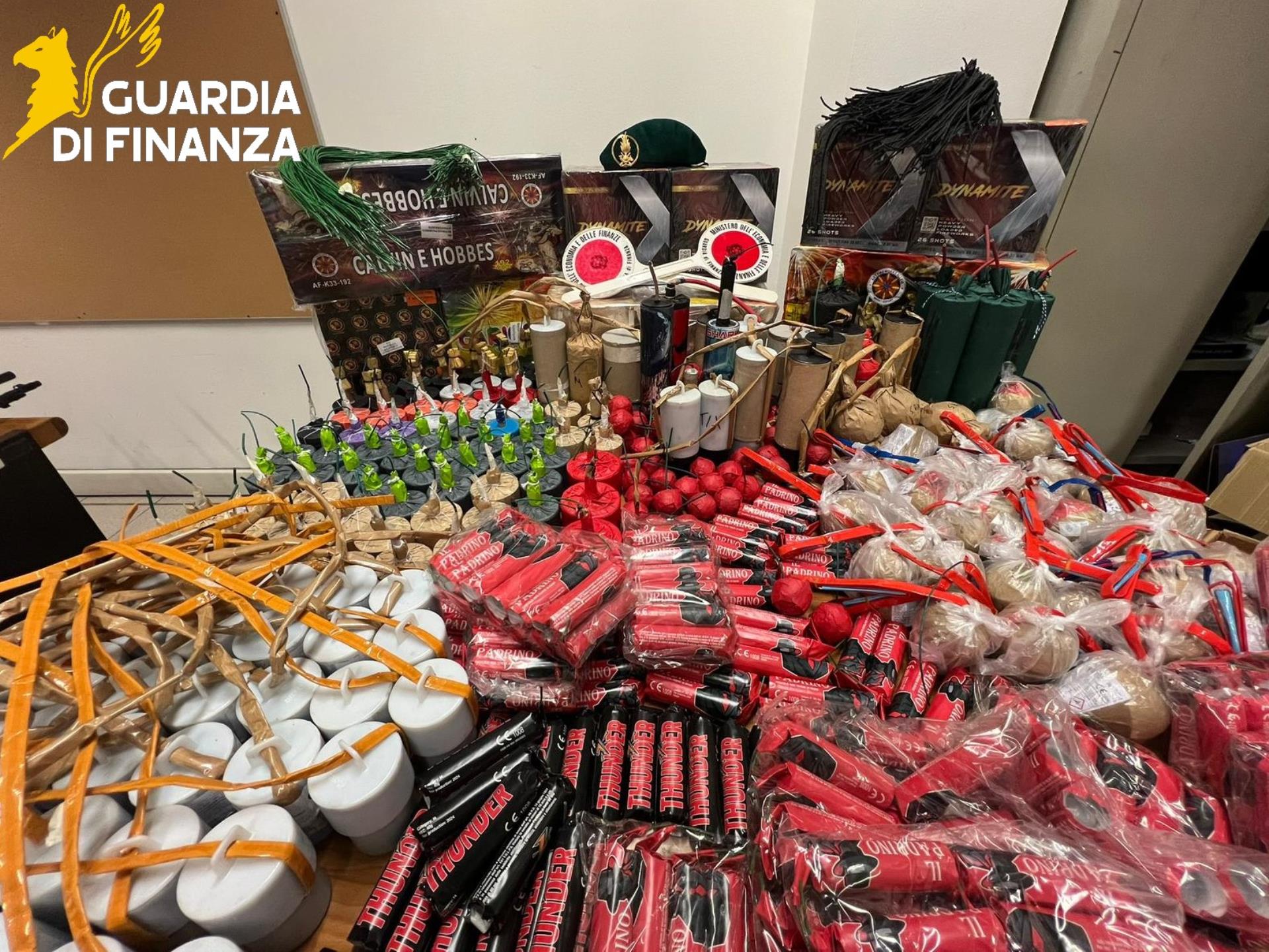 Brescia : environ 3 tonnes de feux d'artifice illégaux saisis, 14 personnes dénoncées 1 brescia environ 3 tonnes de feux dartifice illegaux saisis 14 personnes denoncees