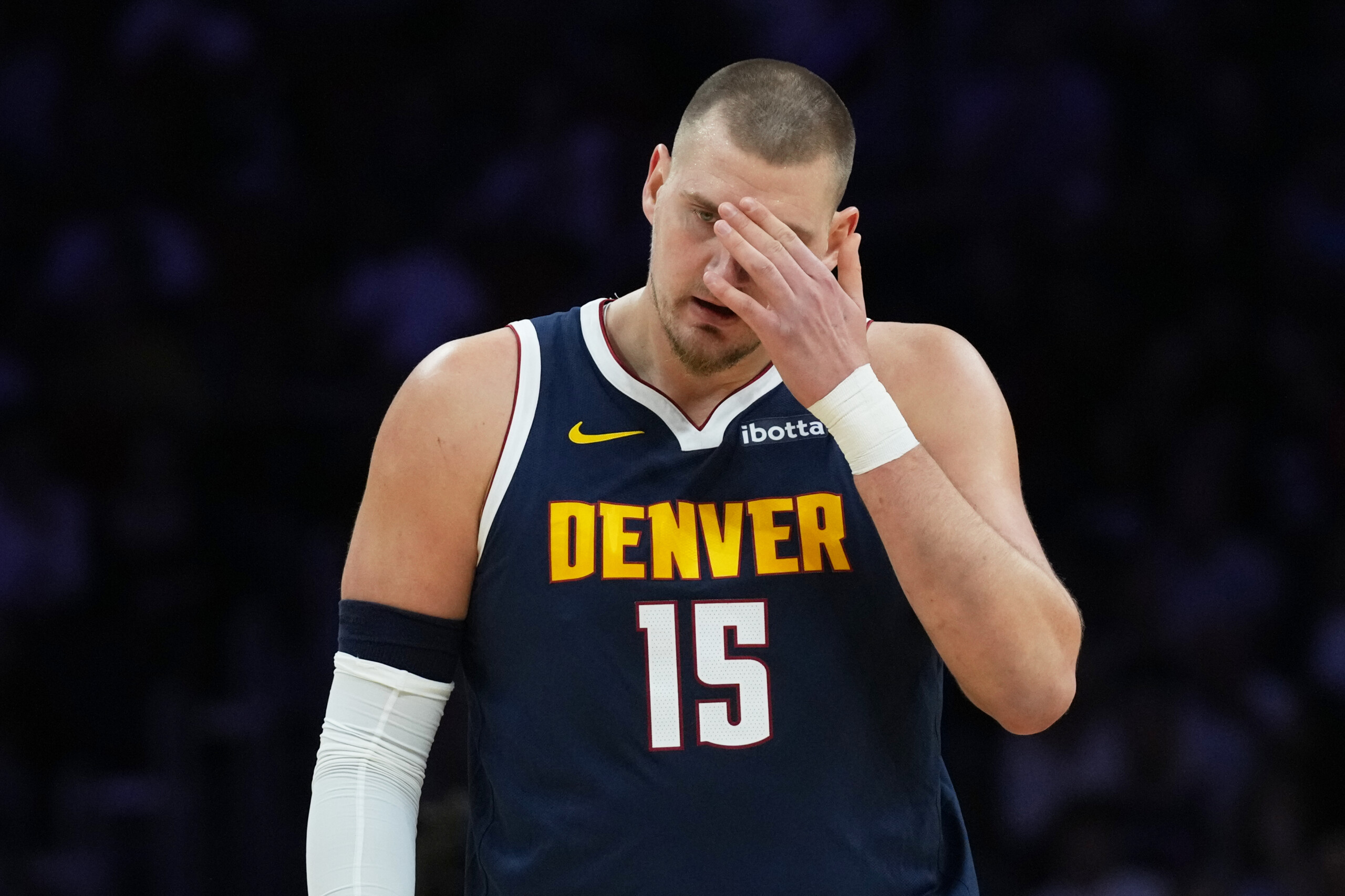 NBA : Jokic souffre d'une hyperextension du genou gauche, seulement un mois d'arrêt 1 nba jokic souffre dune hyperextension du genou gauche seulement un mois darret scaled