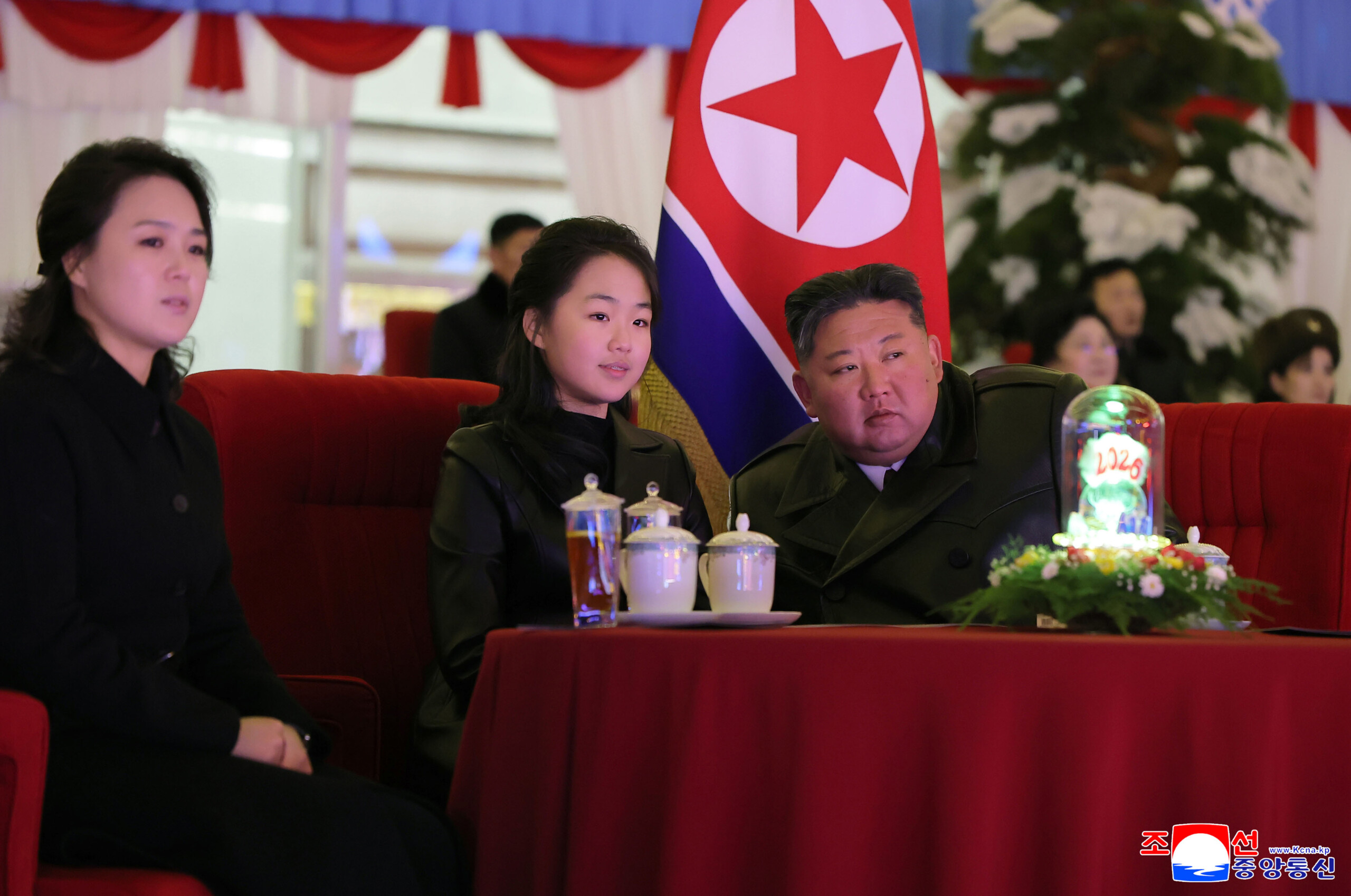 coree du nord la fille de kim avec ses parents au mausolee familial a pyongyang scaled