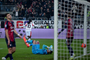 football serie a cagliari milan 0 1 les rossoneri dabord seuls