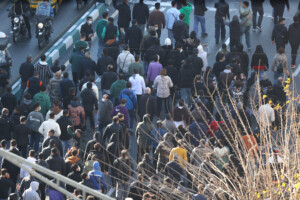 iran les manifestations se poursuivent tensions lors des funerailles de manifestants tues