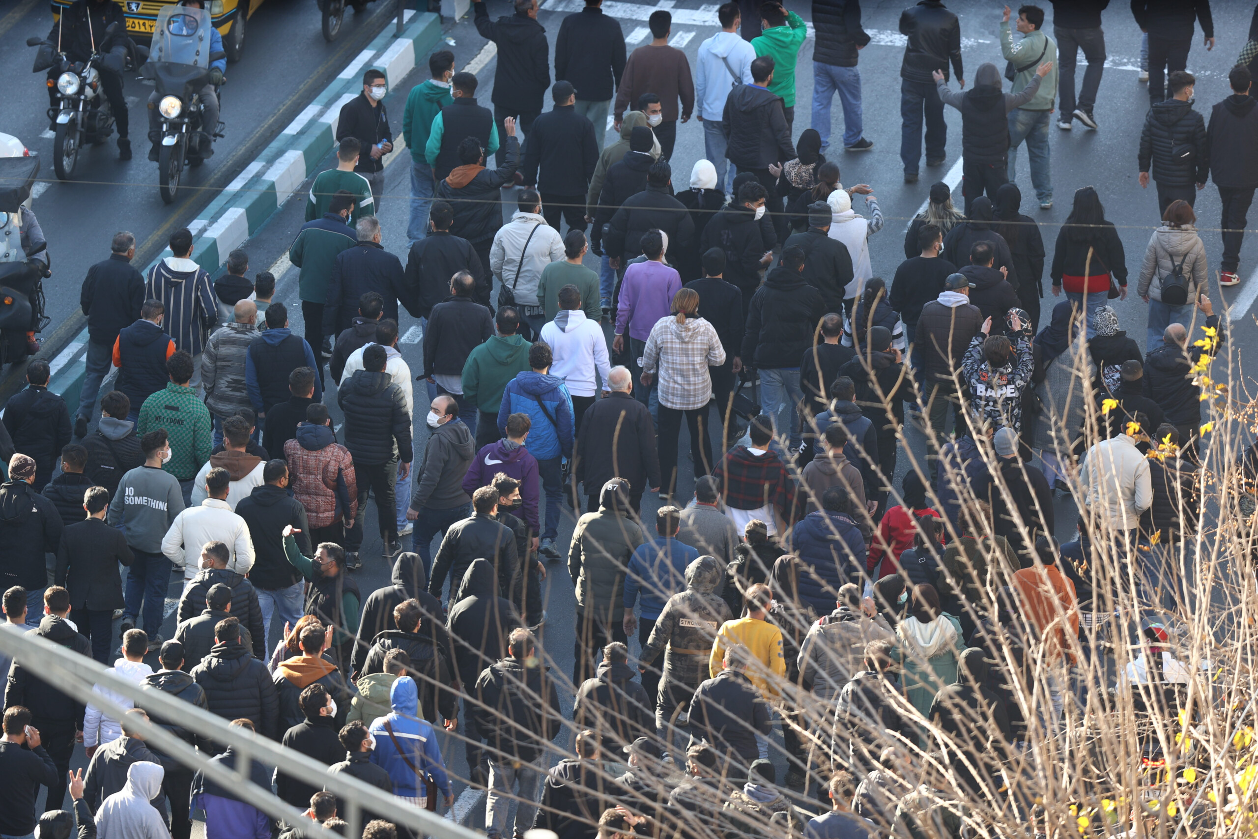 iran les manifestations se poursuivent tensions lors des funerailles de manifestants tues scaled