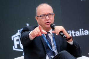 crans montana valditara grande emotion lors de la minute de silence en hommage a barosi