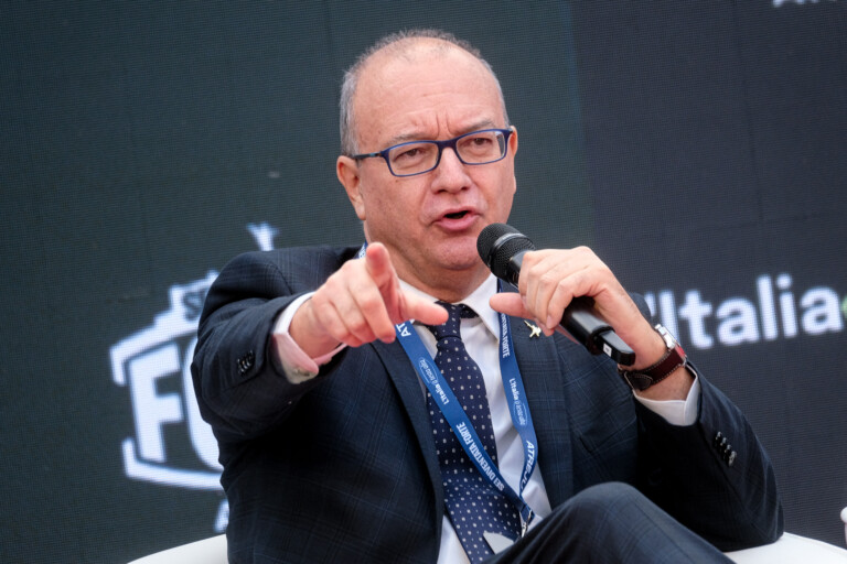 crans montana valditara grande emotion lors de la minute de silence en hommage a barosi