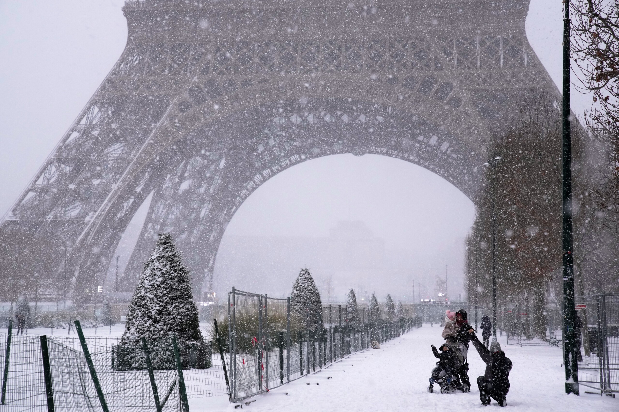 France : des bus et des camions sont restés au sol à cause de la neige, ce qui a perturbé les trains 1 france des bus et des camions sont restes au sol a cause de la neige ce qui a perturbe les trains scaled