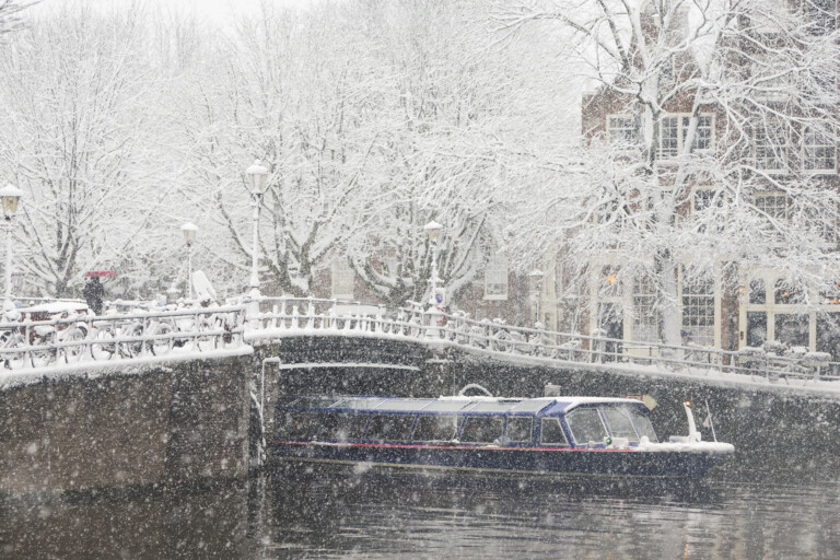 pays bas plus de 700 vols annules a laeroport damsterdam en raison de la neige