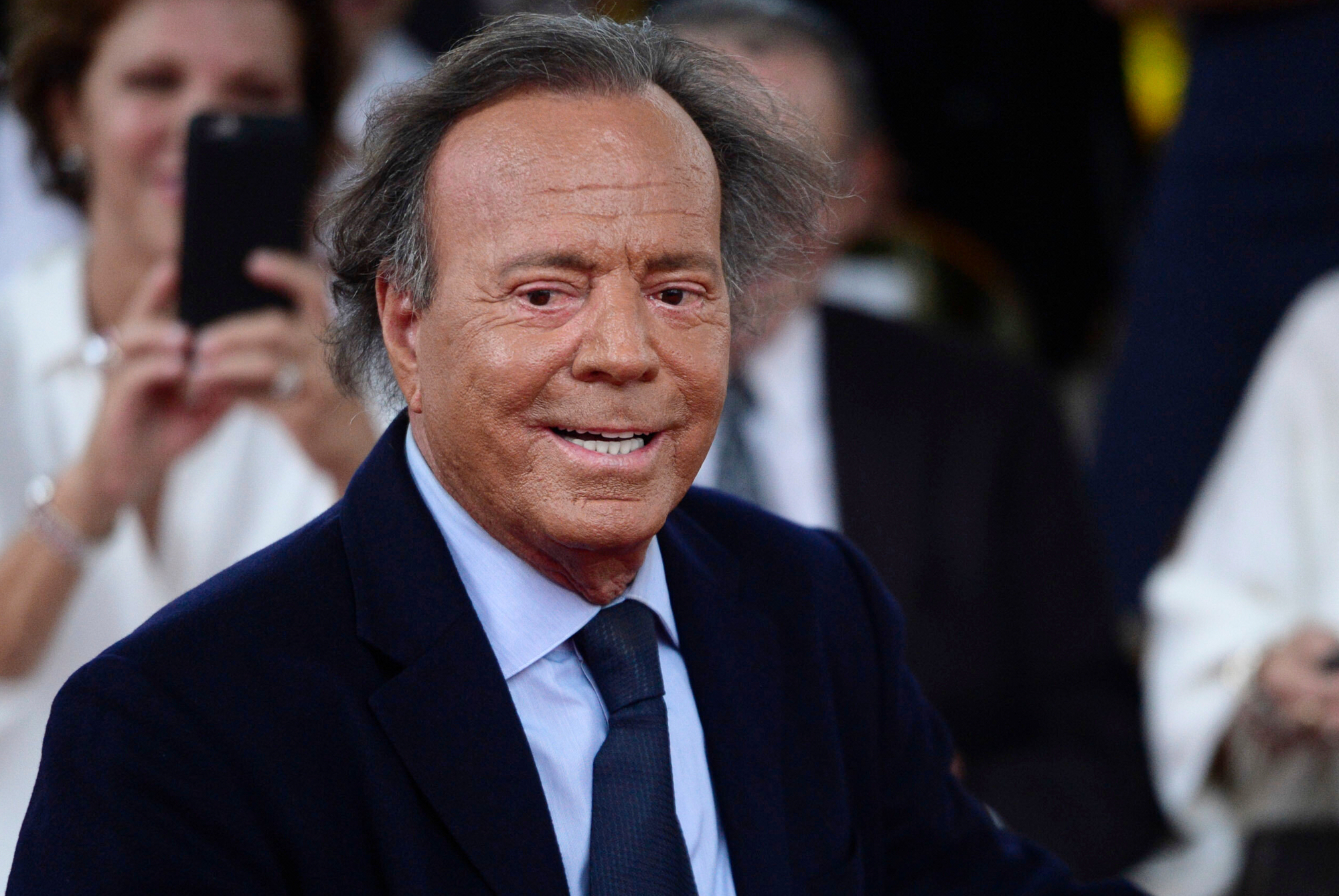 espagne une video montrant julio iglesias embrassant de force une presentatrice de television devient virale