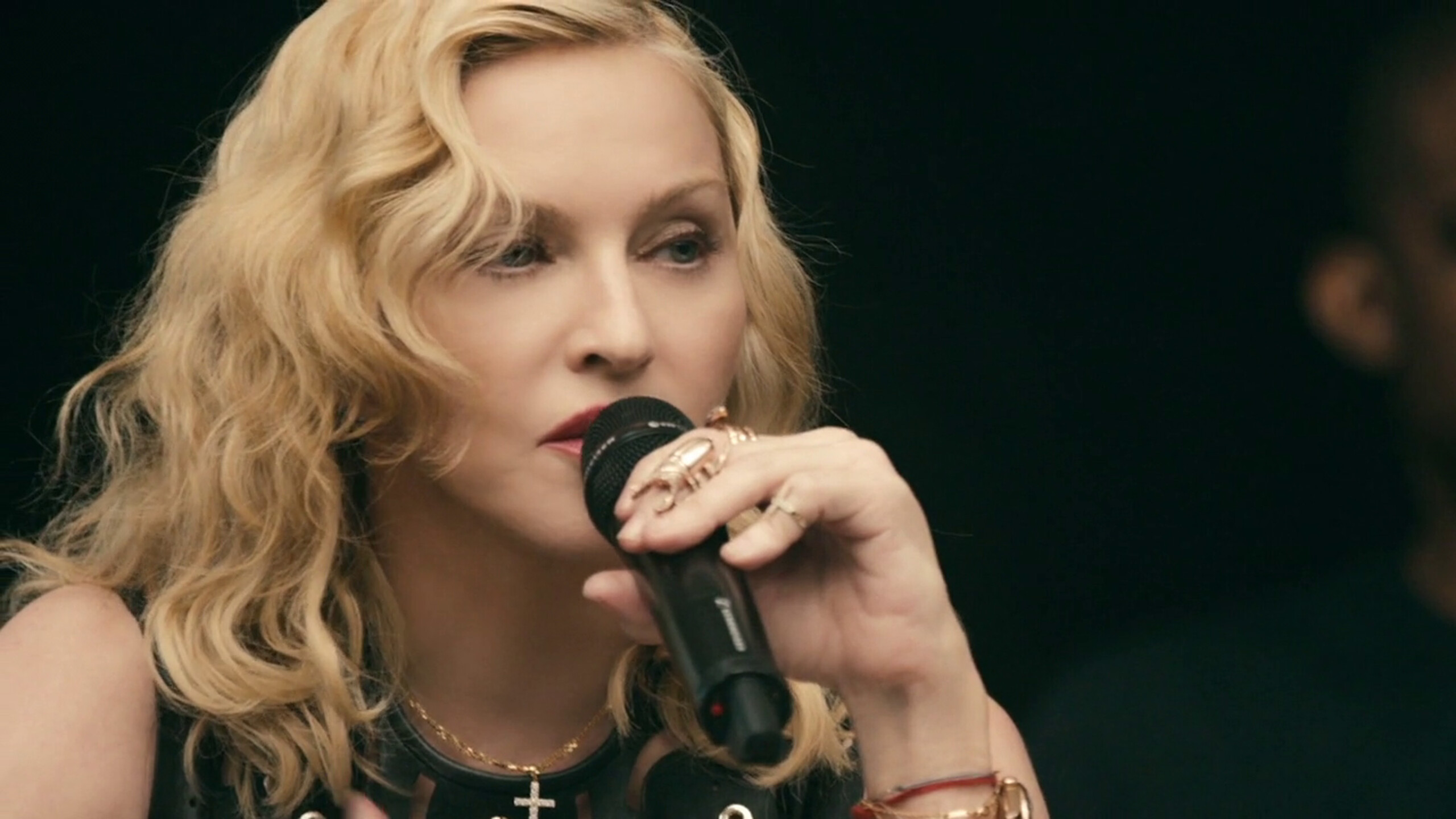 iran madonna aux manifestants contre le regime tenez bon une revolution est necessaire scaled