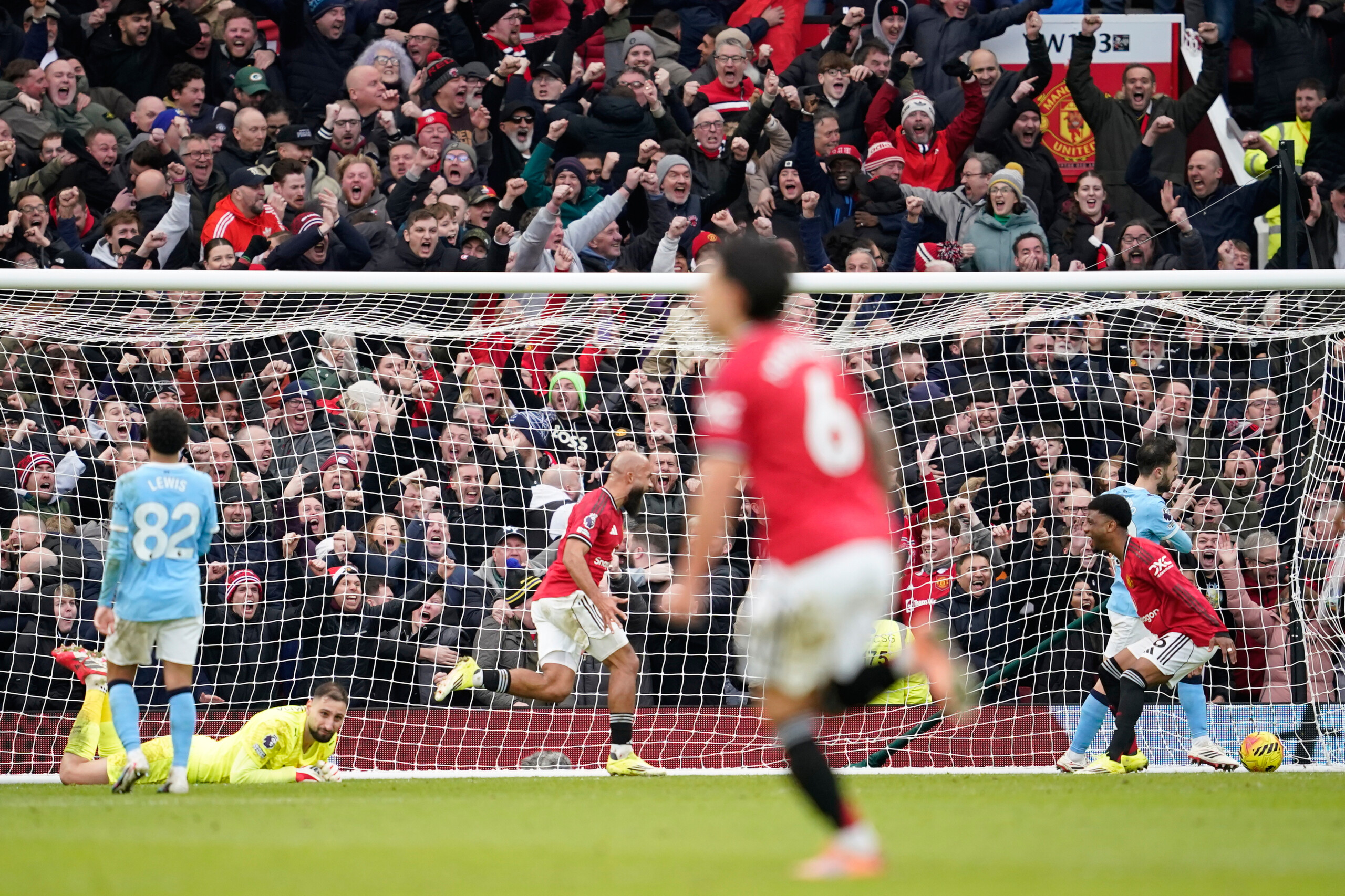 premier league manchester united remporte le derby contre city 2 0 scaled