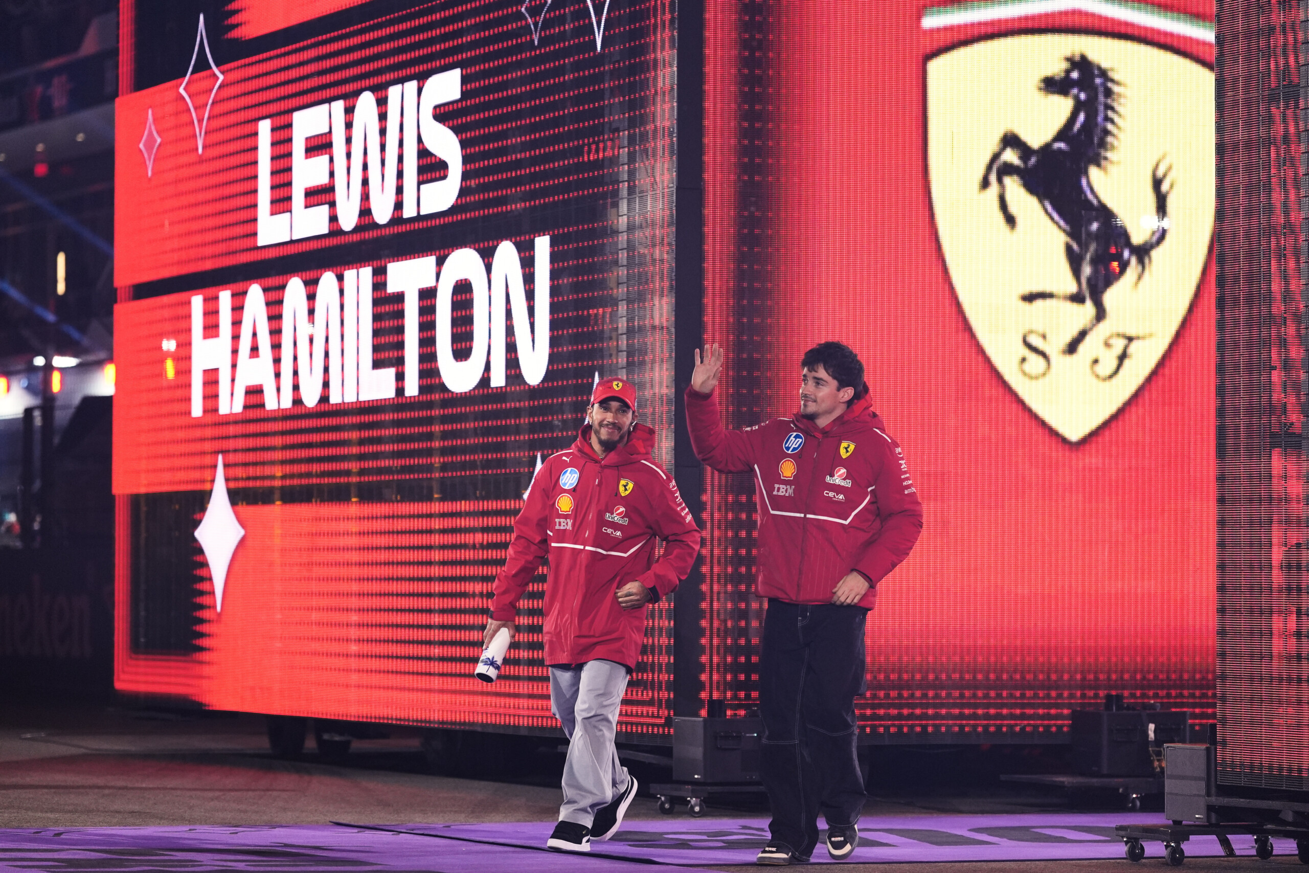 f1 ferrari presente sur les reseaux sociaux les nouvelles combinaisons de hamilton et leclerc scaled