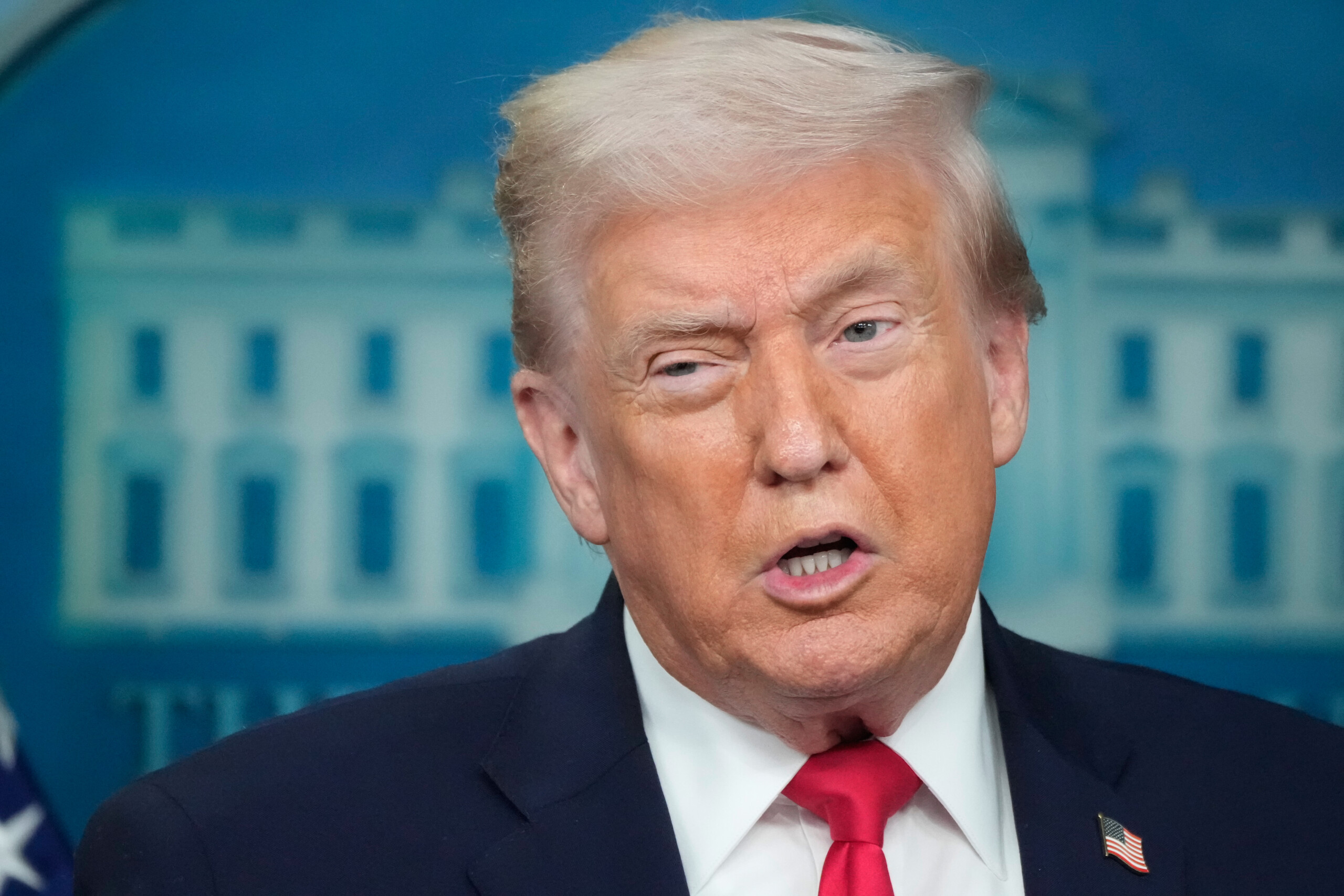 etats unis trump montre aux journalistes des photos dimmigres arretes dans le minnesota scaled