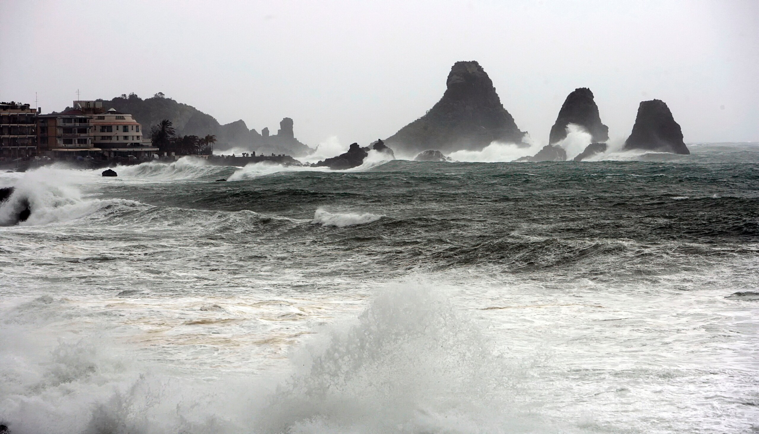 intemperies reunion du conseil des ministres lundi pour declarer letat durgence dans les regions touchees par le cyclone harry scaled