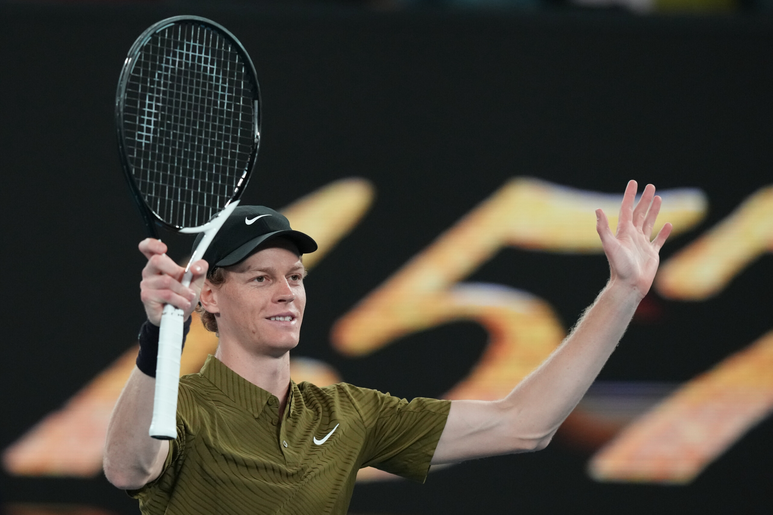 open daustralie alerte canicule sinner sur le court pendant la nuit italienne scaled