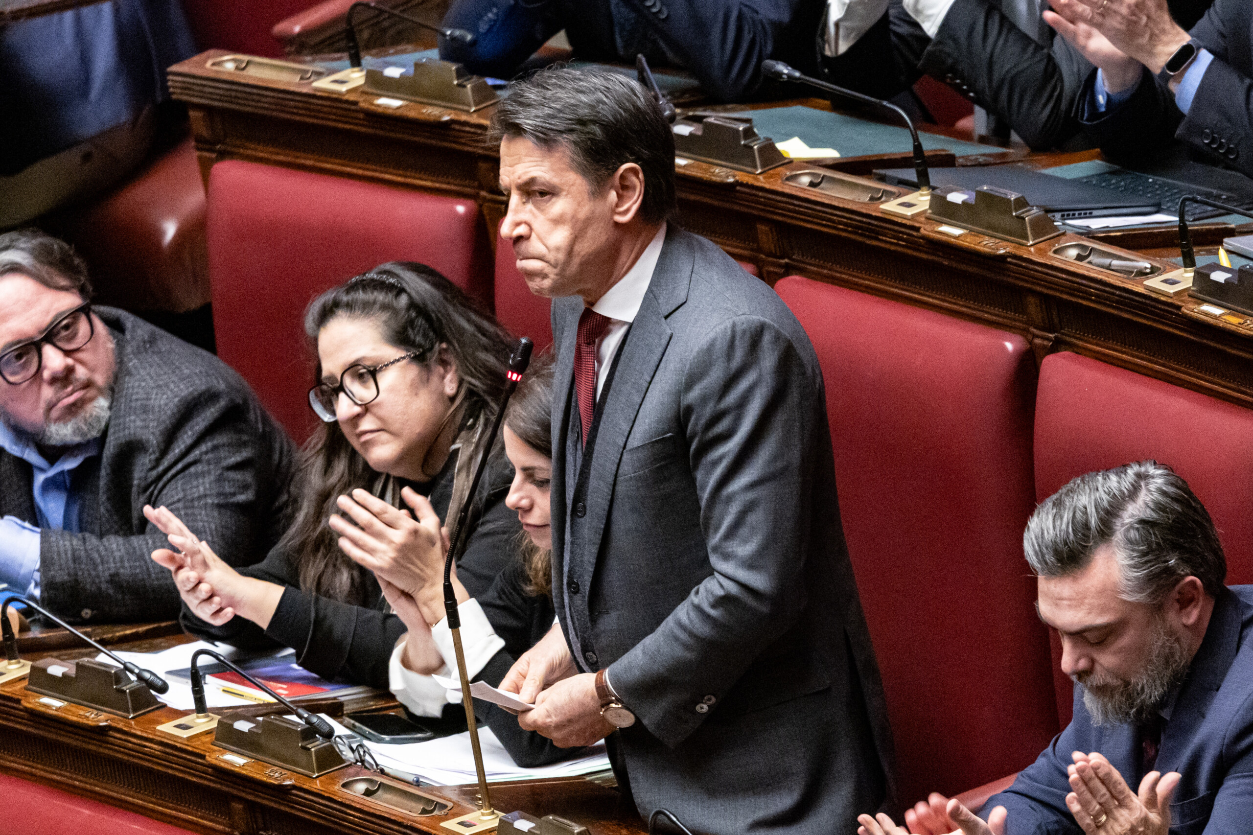 migrants conte le gouvernement depense encore plus dargent en albanie et reduit les budgets de la sante et de leducation ici scaled