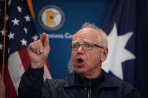 minneapolis tim walz trump retire ses 3 000 agents