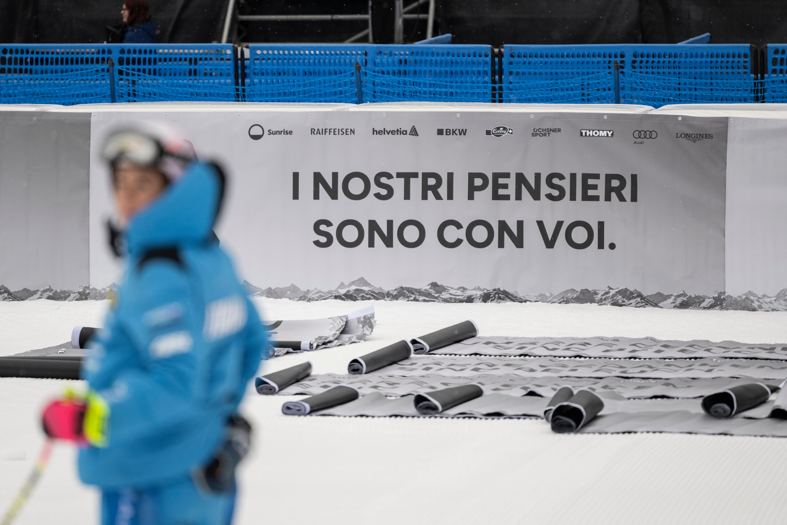 crans montana lequipe nationale feminine de ski rend hommage aux victimes du nouvel an scaled