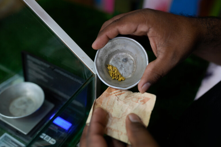 gold new record exceeding 5200