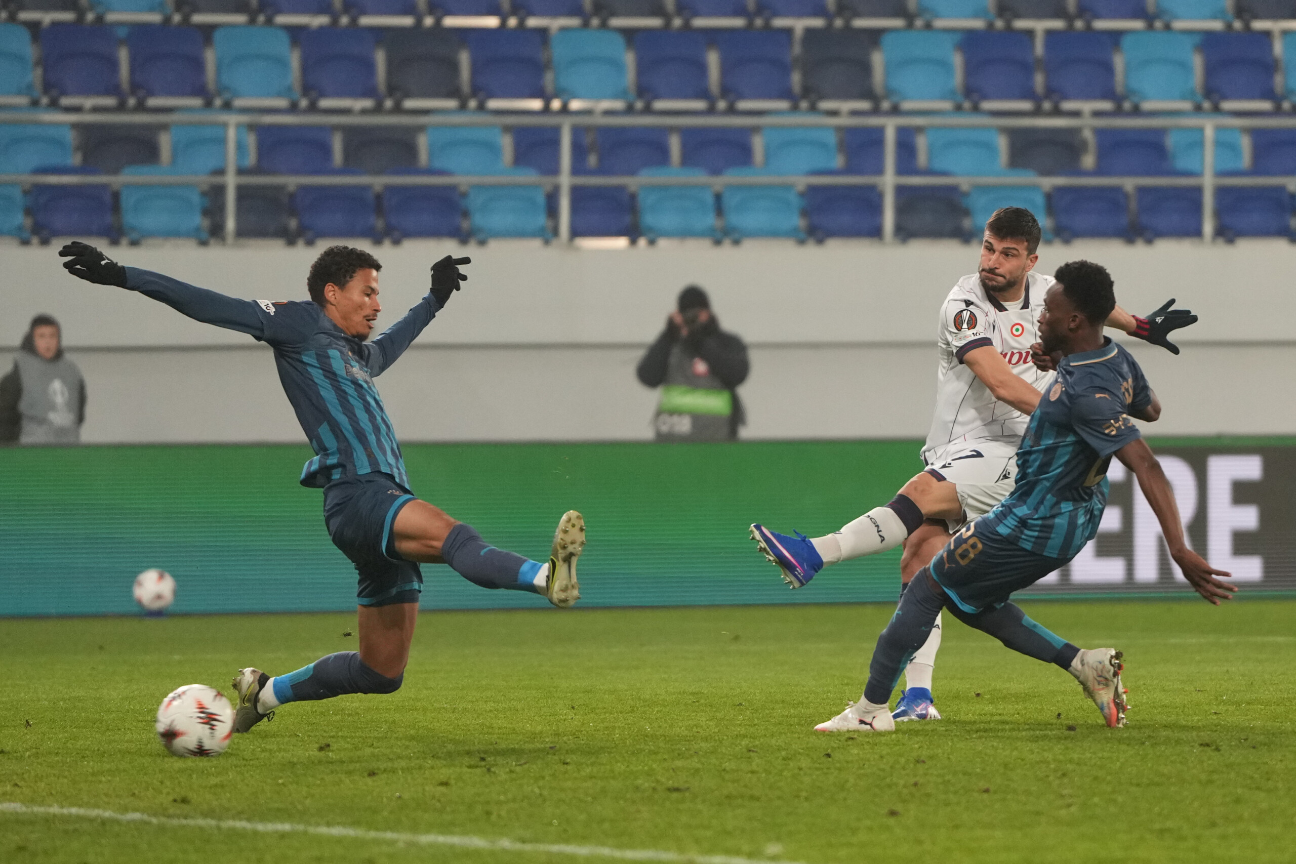 ligue europa maccabi tel aviv bologne 0 3 les rossoblu qualifies pour les barrages scaled
